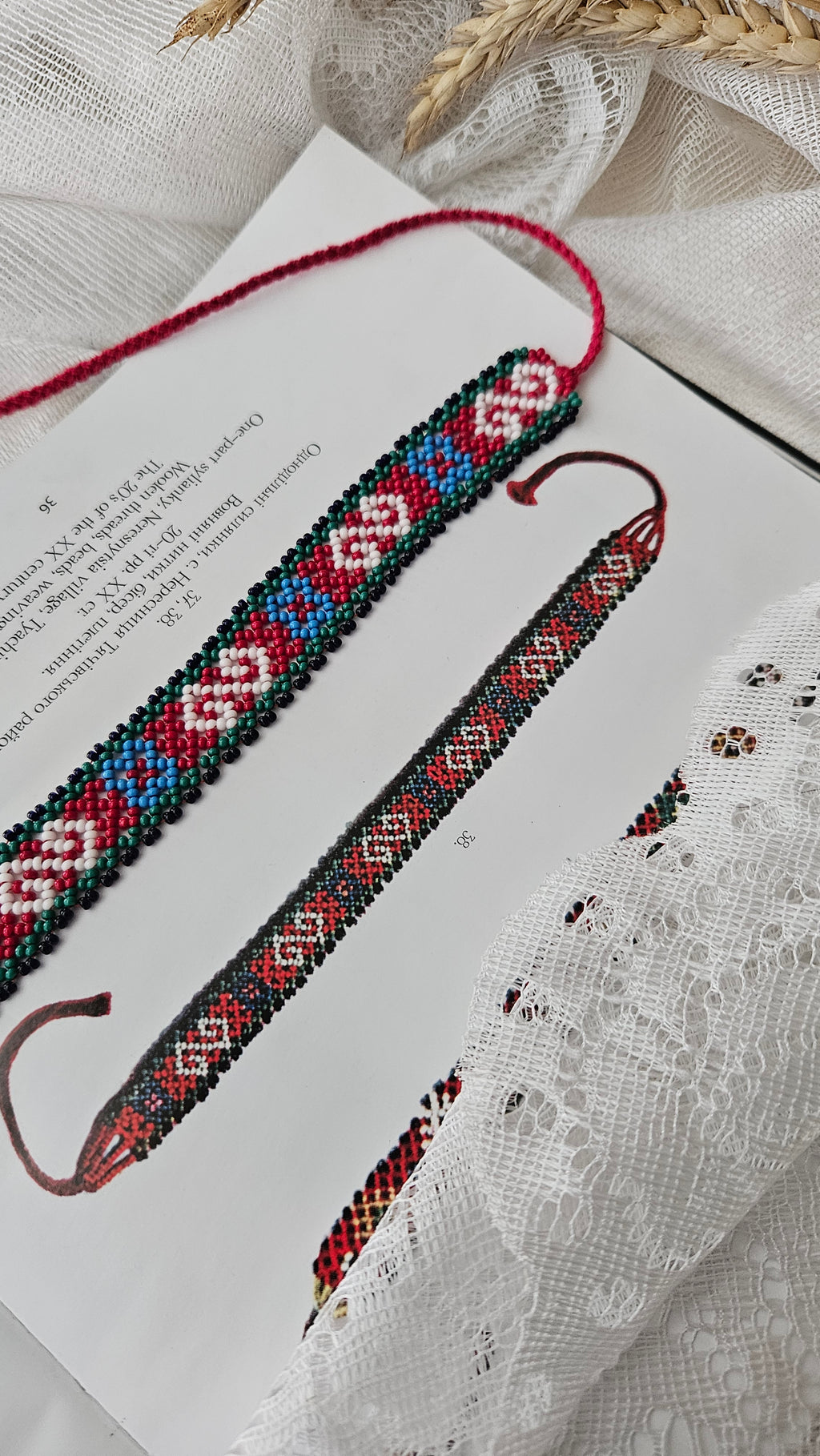 Plyn Chasu Floral Sylianka – Ukrainian Beaded Choker in Green, blue, red and white – beadwork detail 2