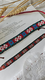 Plyn Chasu Floral Sylianka – Ukrainian Beaded Choker in Green, blue, red and white – beadwork detail 4