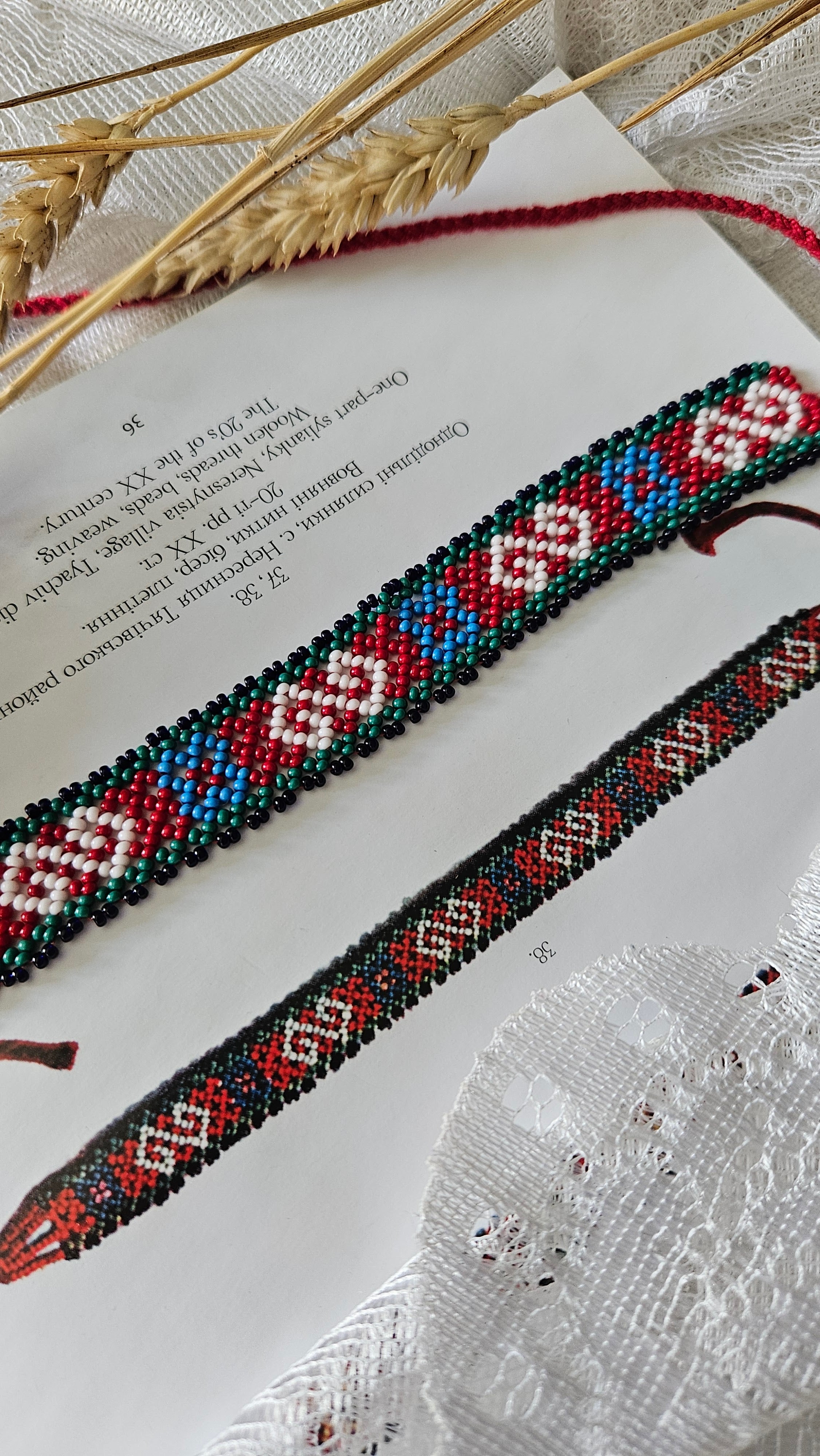Plyn Chasu Floral Sylianka – Ukrainian Beaded Choker in Green, blue, red and white – beadwork detail 4