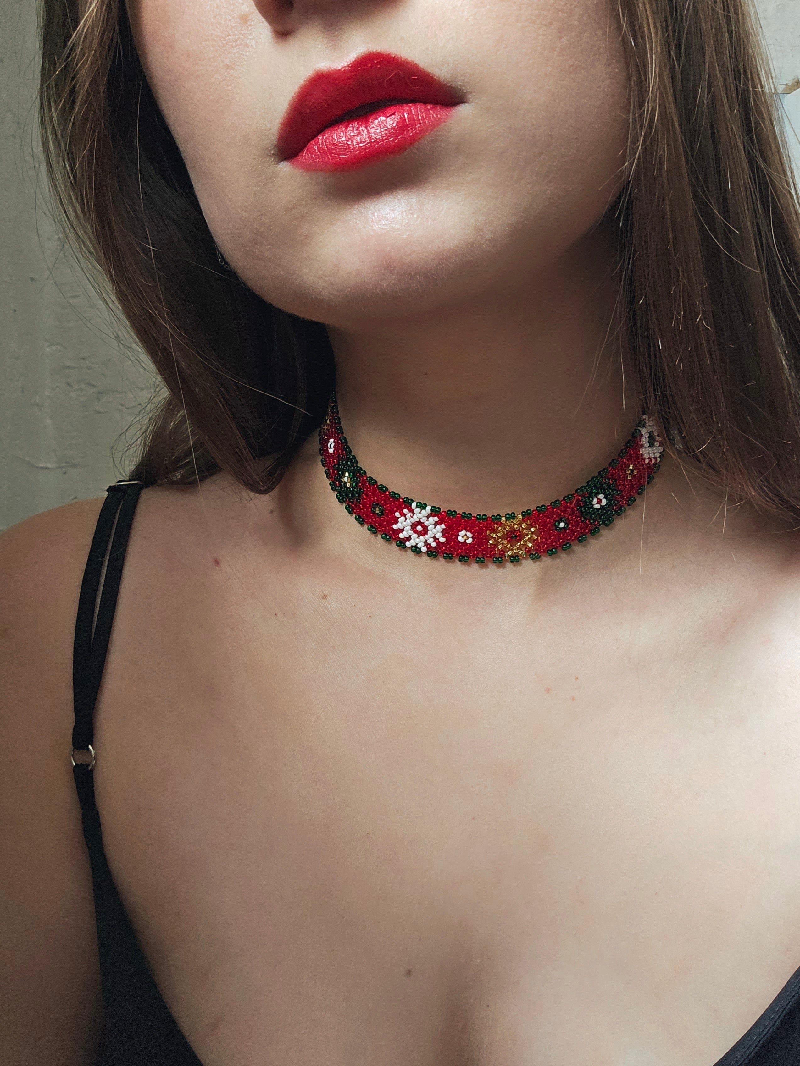 Krasa Red Floral Sylianka – Ukrainian Beaded Choker in Red, green and white – beadwork detail 4